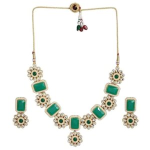 Gold toned Kundan and emrald Jewellery set embellished with pearls