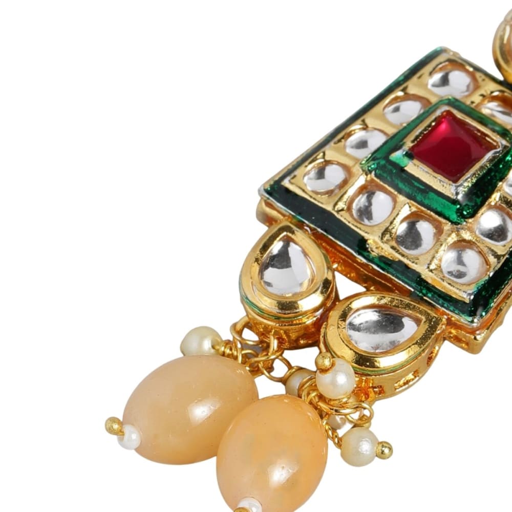 Gold toned Kundan choker jewellery set embellished with