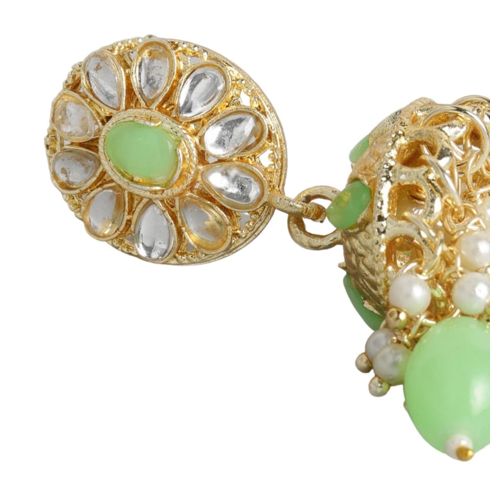 Gold toned Kundan choker jewellery set embellished with