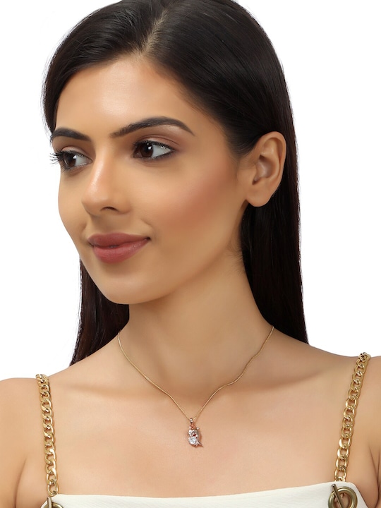 Rose Gold & Gold-Plated Chain With Pendant With Model